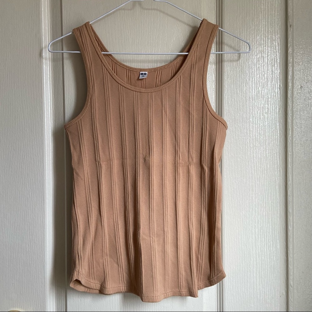 ✨3/$15✨uniqlo tan tibbed tank